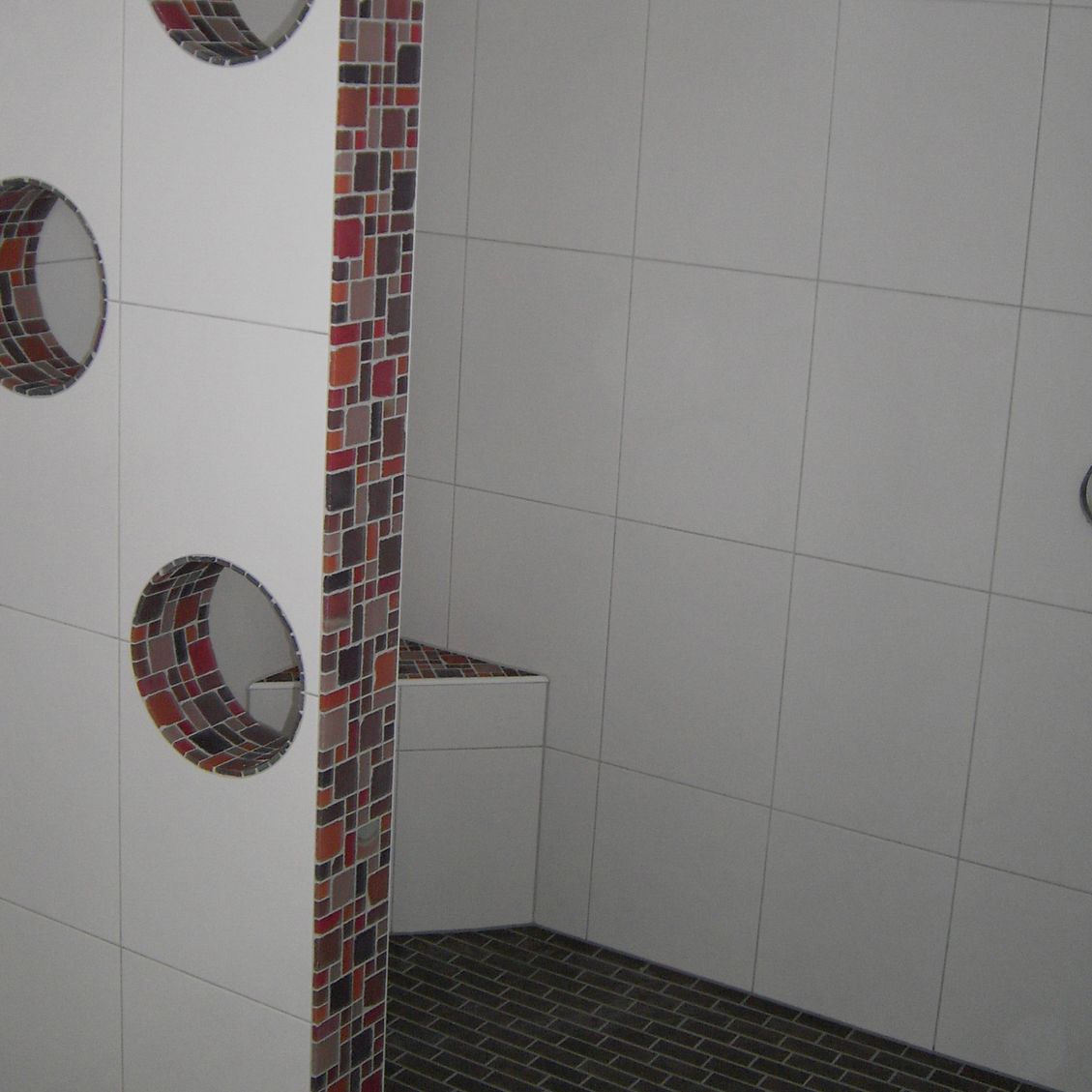 Duschabtrennung mit Bullaugen und Mosaikfliesen 